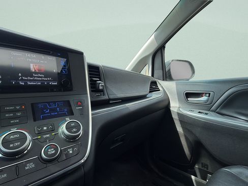 Used 2017 Toyota Sienna SE Premium FWD image 14