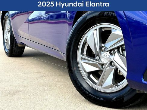 Used 2025 Hyundai Elantra SE FWD image 2