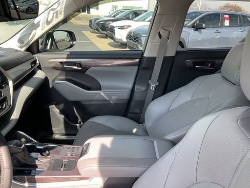 Used 2025 Toyota Highlander Limited image 2