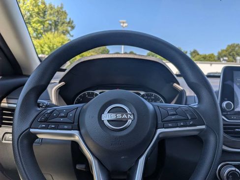 Used 2025 Nissan Altima 2.5 SV FWD image 24