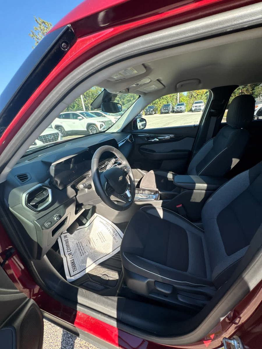 Used 2024 Chevrolet TrailBlazer LT w/ LT Cold Weather Package AWD/4WD image 19