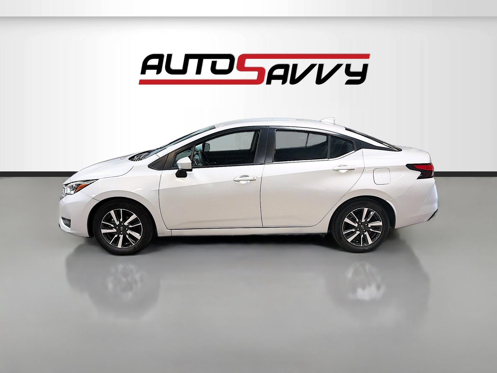 Used 2025 Nissan Versa SV FWD image 4