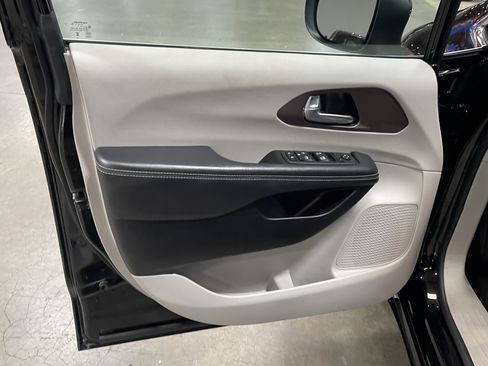 Used 2024 Chrysler Voyager LX FWD image 16