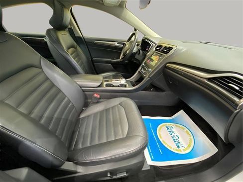 Used 2017 Ford Fusion SE w/ Fusion SE Technology Package image 16