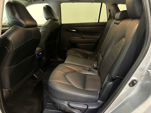 Used 2021 Toyota Highlander XLE AWD/4WD image 22