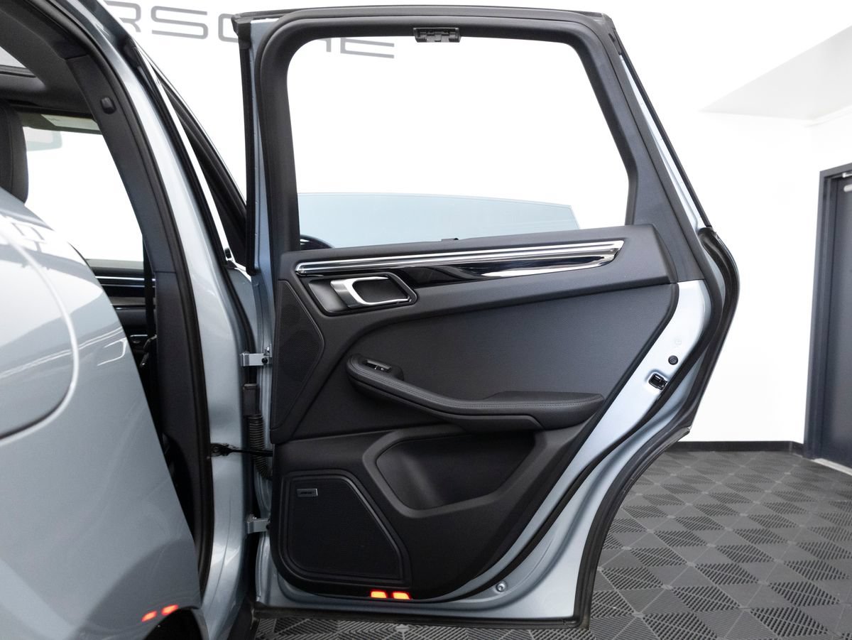 Certified 2024 Porsche Macan AWD/4WD image 33