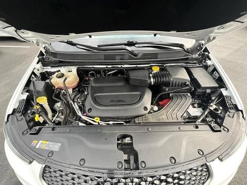 Used 2022 Chrysler Pacifica Pinnacle AWD/4WD image 3