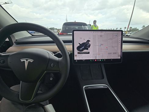 Used 2025 Tesla Model Y Long Range AWD/4WD image 18