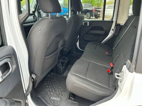 Used 2019 Jeep Wrangler Unlimited Sahara AWD/4WD image 15