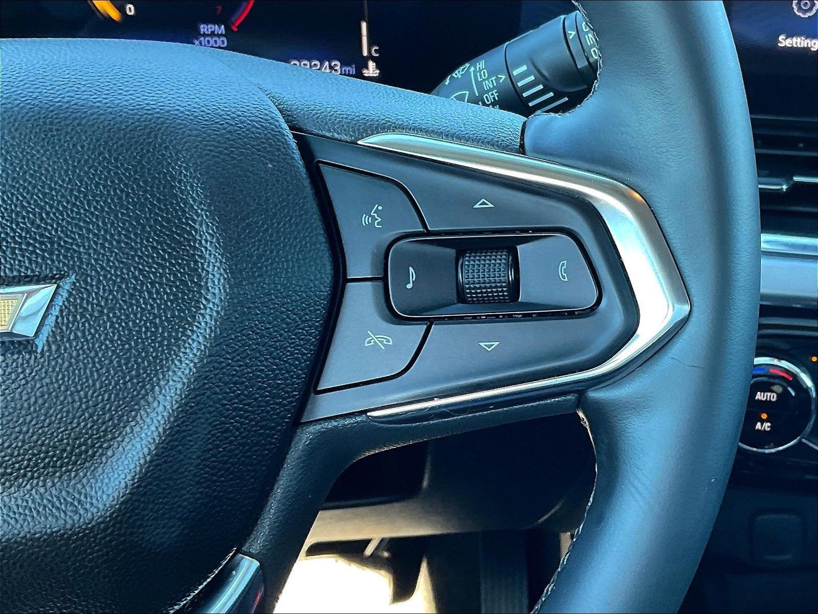 Used 2025 Chevrolet Trax LT w/ LT Convenience Package FWD image 13