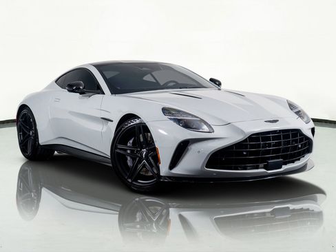Used 2025 Aston Martin V8 Vantage Coupe image 2