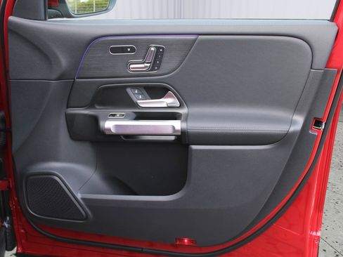 Used 2023 Mercedes-Benz EQB 300 4MATIC image 35