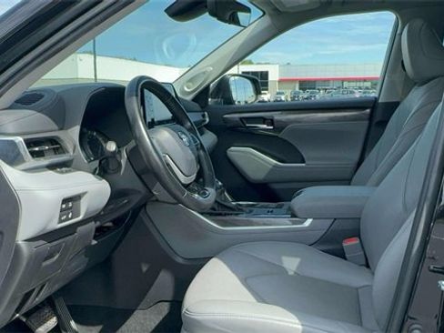 Used 2022 Toyota Highlander Limited image 17