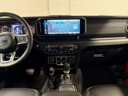 Used 2024 Jeep Wrangler Unlimited Sahara w/ Safety Group AWD/4WD image 18