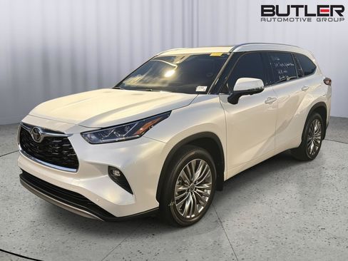 Used 2024 Toyota Highlander Platinum FWD image 2