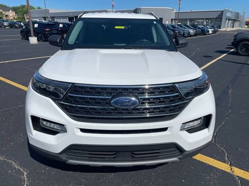 Used 2022 Ford Explorer XLT w/ Equipment Group 202A AWD/4WD image 2