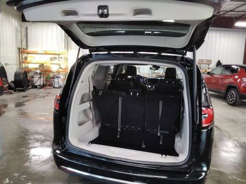 Used 2024 Chrysler Pacifica Touring-L image 12