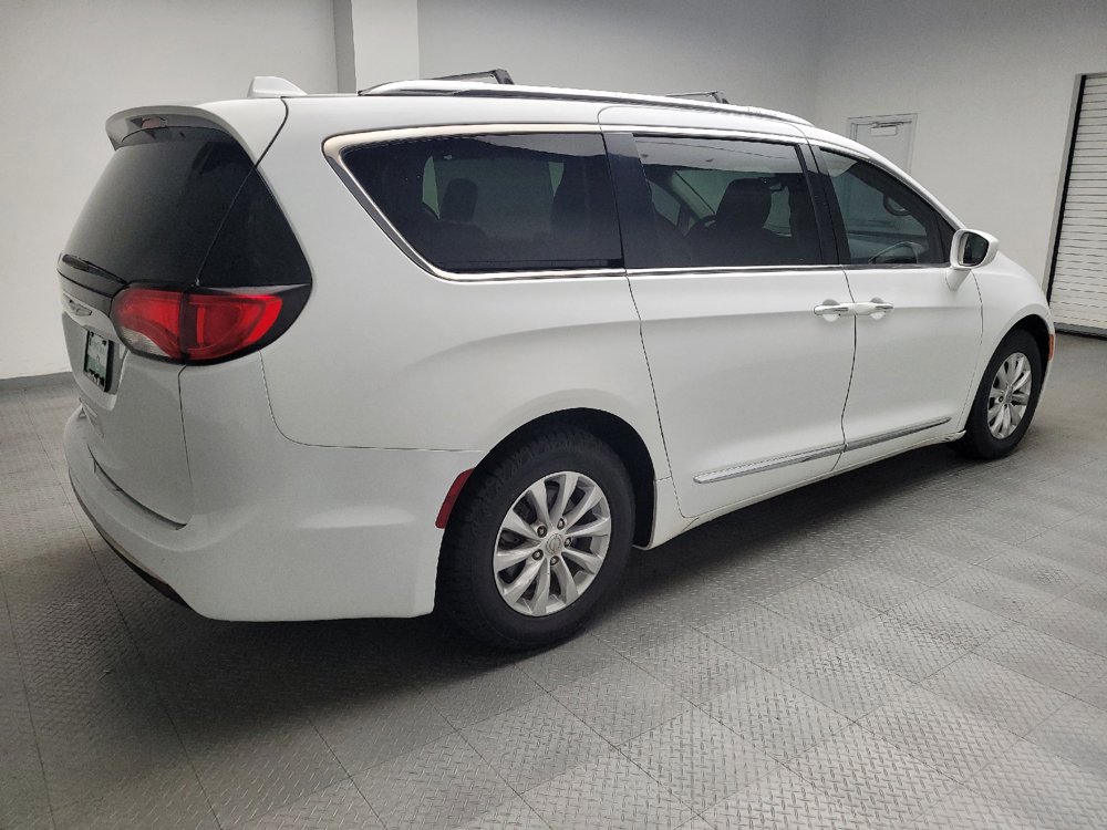 Used 2018 Chrysler Pacifica Touring-L FWD image 10