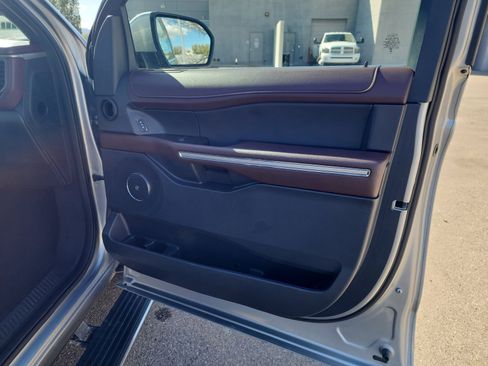 Used 2024 Ford Expedition Limited image 16