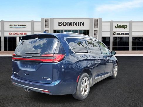 Used 2021 Chrysler Pacifica Limited w/ Uconnect Theater Family Group image 4