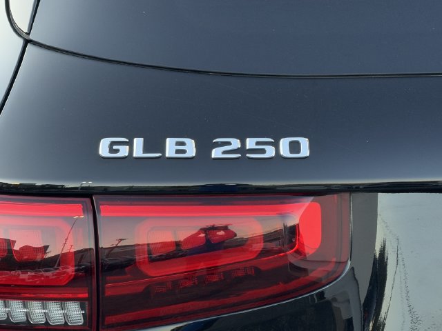 Used 2022 Mercedes-Benz GLB 250 4MATIC w/ Premium Package Lite image 9