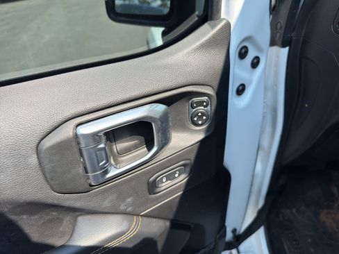 Used 2023 Jeep Gladiator Overland AWD/4WD image 10