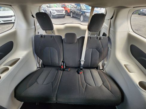 Used 2017 Chrysler Pacifica Touring FWD image 23