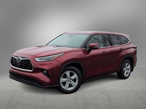 Used 2022 Toyota Highlander LE AWD/4WD image 1
