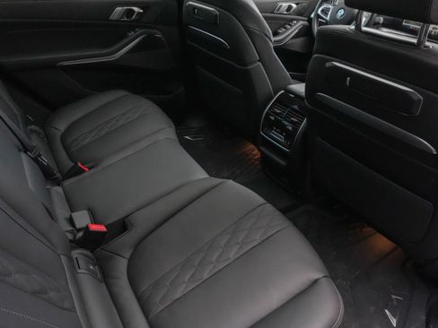 Certified 2025 BMW X7 M60i AWD/4WD image 37