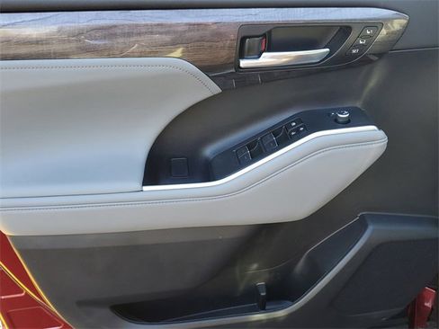 Used 2023 Toyota Highlander Limited image 17