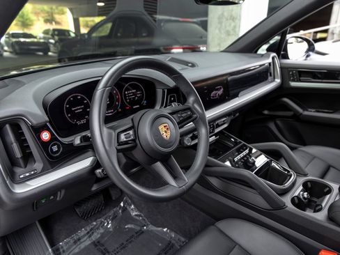 Certified 2024 Porsche Cayenne AWD/4WD image 4
