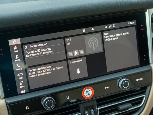 Certified 2024 Porsche Macan AWD/4WD image 31