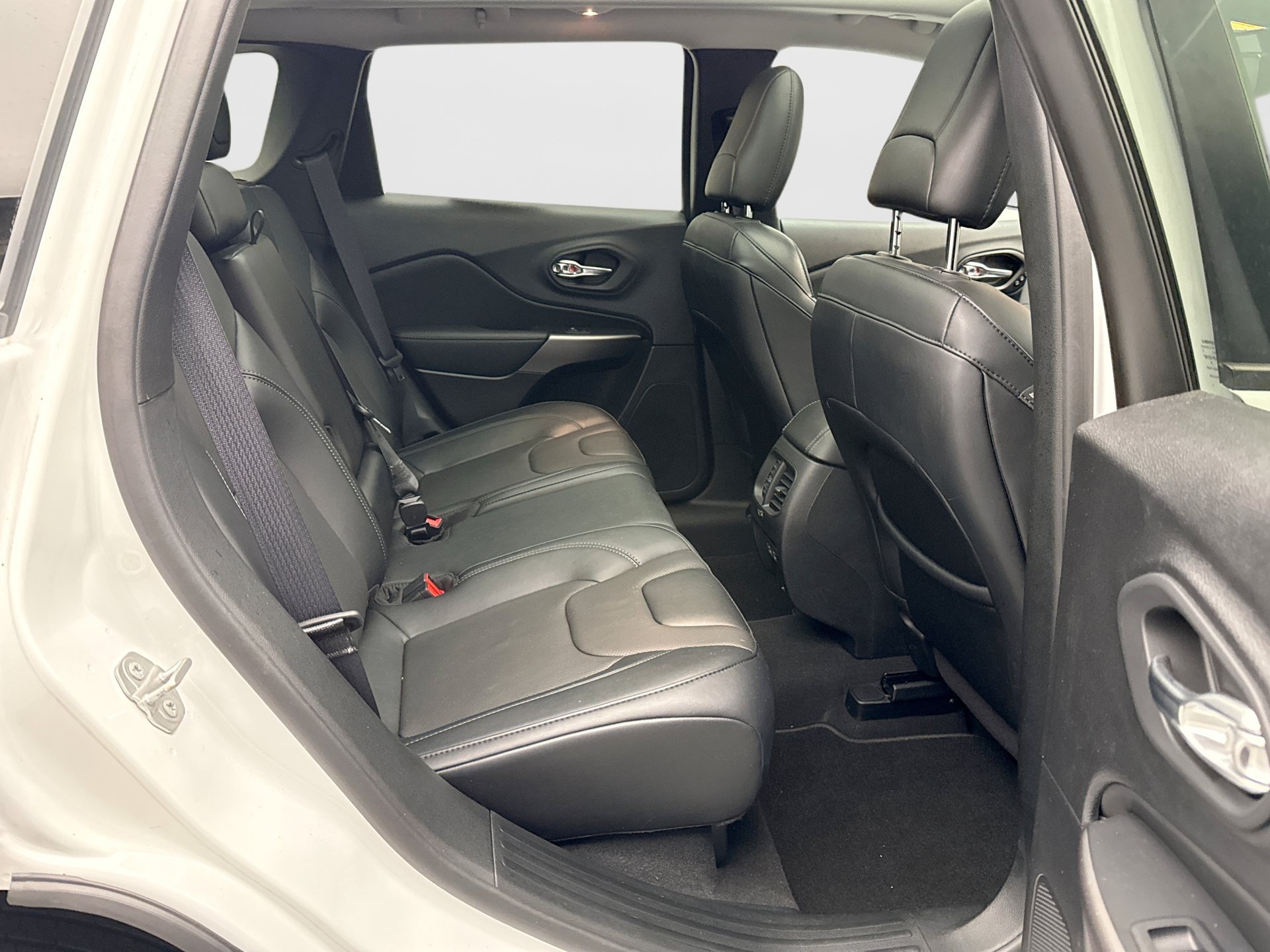 Used 2022 Jeep Cherokee Limited AWD/4WD image 18