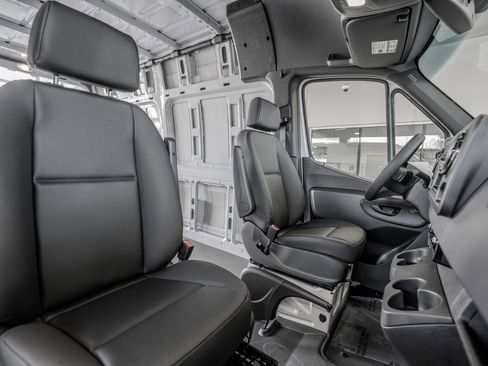 Used 2025 Mercedes-Benz Sprinter 2500 image 28