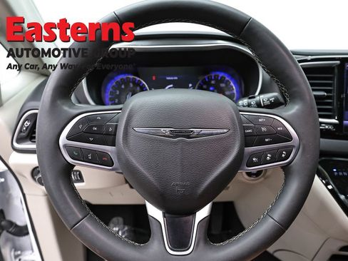 Used 2024 Chrysler Pacifica Touring-L FWD image 10