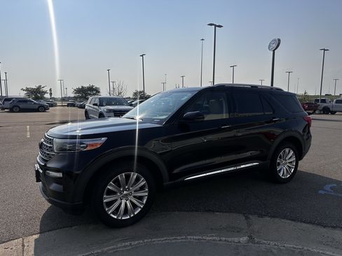 Used 2021 Ford Explorer Limited w/ Equipment Group 301A AWD/4WD image 2