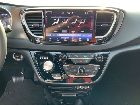 Used 2025 Chrysler Pacifica Select FWD image 33