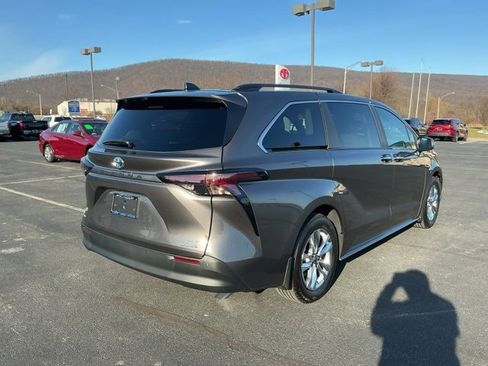 Used 2024 Toyota Sienna XLE image 5