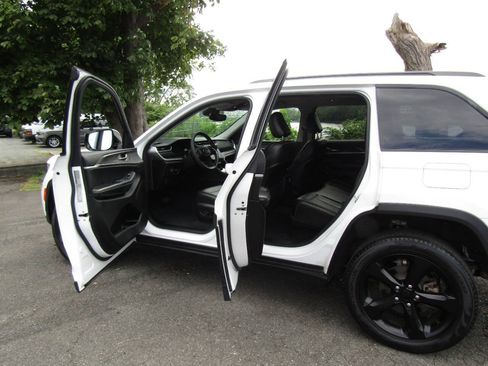 Used 2023 Jeep Grand Cherokee Limited w/ Black Appearance Package AWD/4WD image 23