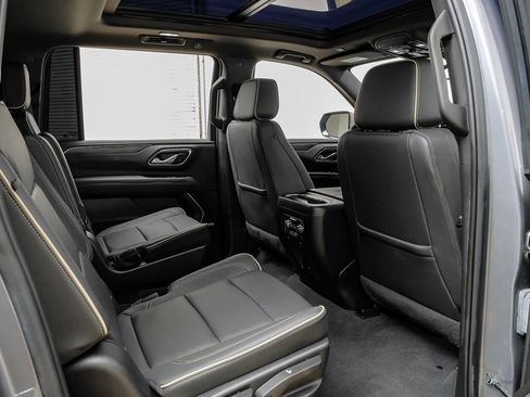 Used 2022 GMC Yukon XL SLT w/ SLT Premium Package image 36