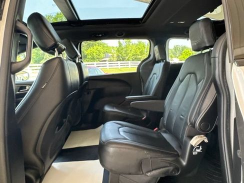 Used 2020 Chrysler Pacifica Touring-L w/ Advanced Safetytec Group AWD/4WD image 28