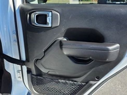 Used 2021 Jeep Gladiator Rubicon AWD/4WD image 12