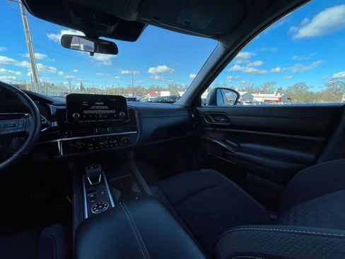 Used 2025 Nissan Pathfinder SV image 36