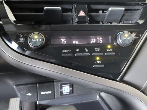 Used 2022 Toyota Camry SE FWD image 16