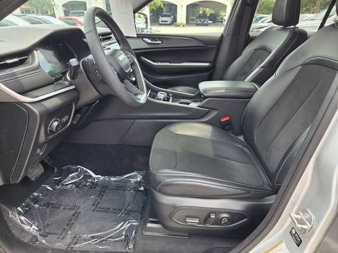 Used 2025 Jeep Grand Cherokee Altitude AWD/4WD image 3