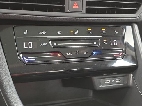 Certified 2025 Volkswagen Jetta SE w/ Sunroof Package FWD image 23