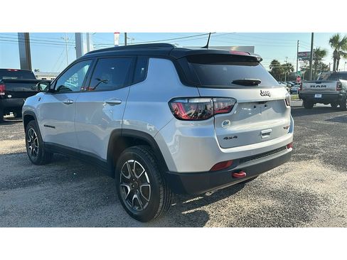 Used 2025 Jeep Compass Trailhawk AWD/4WD image 4