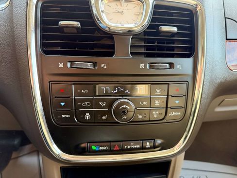 Used 2014 Chrysler Town & Country Touring-L w/ Trailer Tow Group FWD image 18