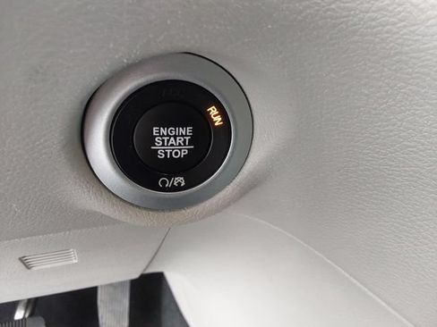 Used 2024 Chrysler Pacifica Touring-L FWD image 31
