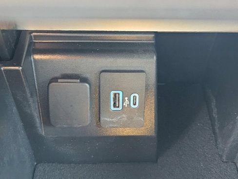 Used 2023 Ford Explorer XLT AWD/4WD image 28